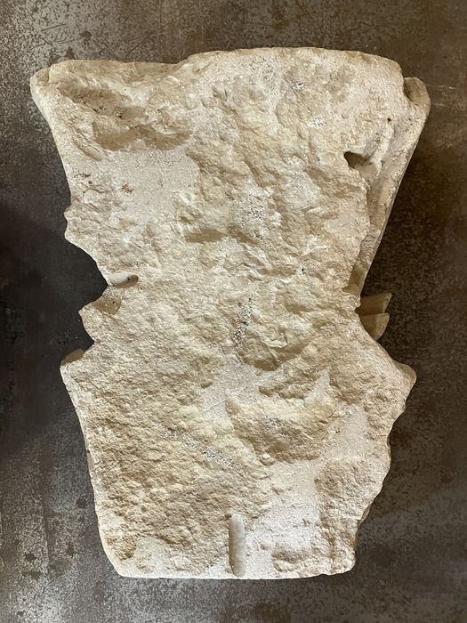 fragment de chapiteau (?) à motif de feuillages d’acanthes - © Ministère de la Culture (France), Conservation des antiquités et des objets d’art de l’Hérault – Tous droits réservés 