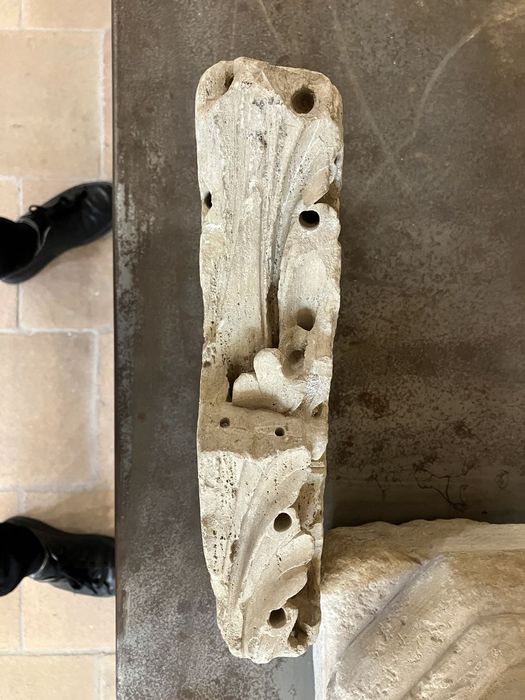 fragment de chapiteau (?) à motif de feuillages d’acanthes - © Ministère de la Culture (France), Conservation des antiquités et des objets d’art de l’Hérault – Tous droits réservés 