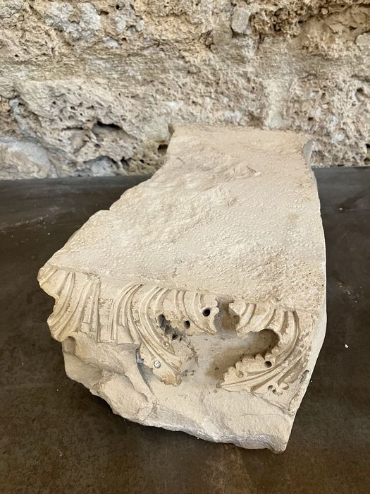 fragment de tailloir (?) à motif de feuillages d’acanthes - © Ministère de la Culture (France), Conservation des antiquités et des objets d’art de l’Hérault – Tous droits réservés 