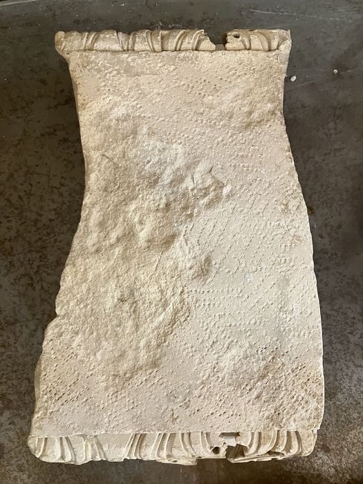 fragment de tailloir (?) à motif de feuillages d’acanthes - © Ministère de la Culture (France), Conservation des antiquités et des objets d’art de l’Hérault – Tous droits réservés 