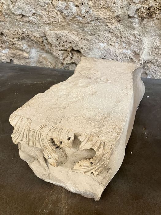 fragment de tailloir (?) à motif de feuillages d’acanthes - © Ministère de la Culture (France), Conservation des antiquités et des objets d’art de l’Hérault – Tous droits réservés 