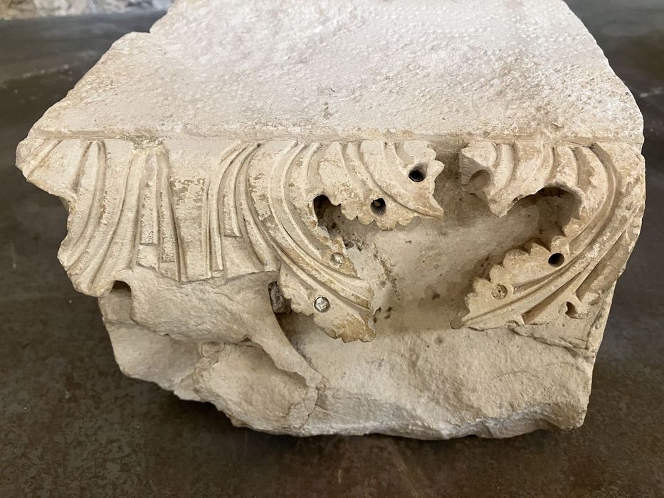 fragment de tailloir (?) à motif de feuillages d’acanthes - © Ministère de la Culture (France), Conservation des antiquités et des objets d’art de l’Hérault – Tous droits réservés 
