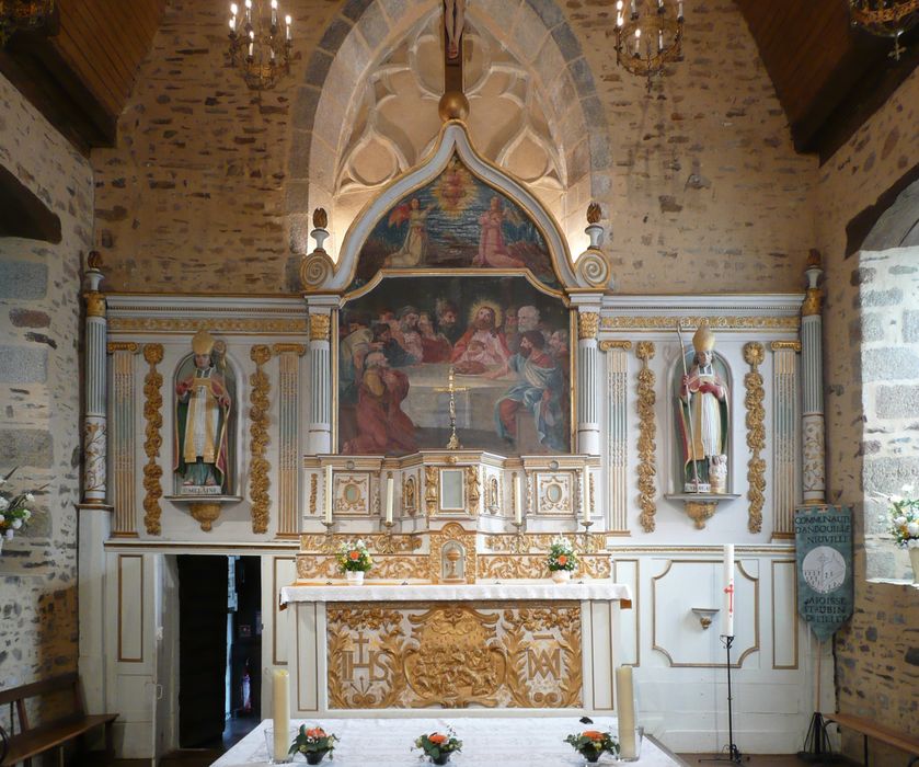 autel (maître-autel), retable, tabernacle, antependium : Pentecôte, tableaux : Cène et Deux anges adorant le Sacré-Coeur, statues : Saint Melaine, Saint Nicolas et Christ en croix - © Ministère de la Culture (France), Conservation des antiquités et des objets d'art d'Ille-et-Vilaine, tous droits réservés