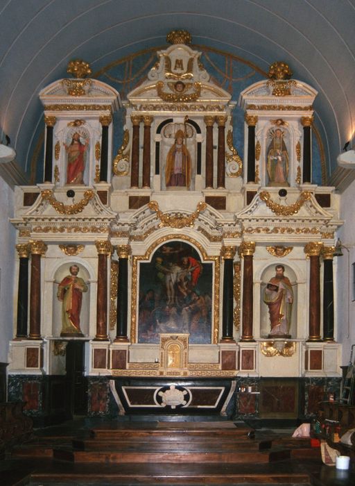 retable, statues du maître-autel : Saint Pierre, saint Paul, Christ (le), saint évêque (un), sainte Anne, Vierge (la)