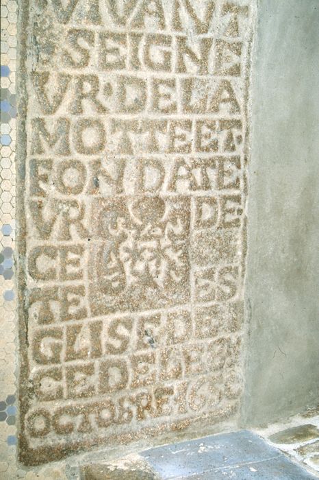 dalle funéraire de Jean de Couasnon, vue partielle