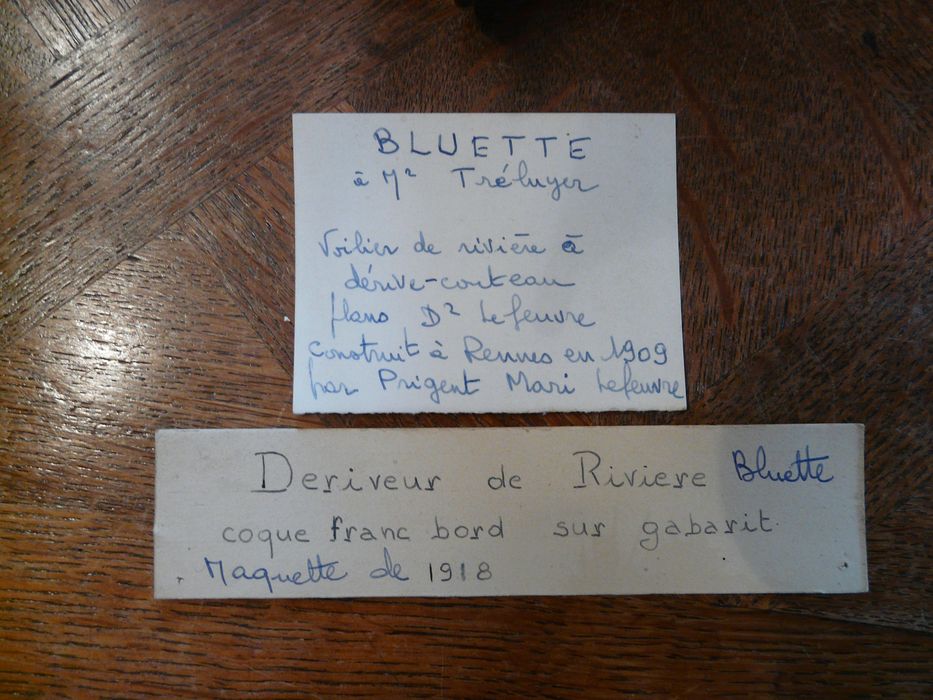 maquette - BLUETTE, dériveur de rivière à voile à dérive-couteau, détail du cartel - © Ministère de la Culture (France), Conservation des antiquités et des objets d’art d’Ille-et-Vilaine - Tous droits réservés