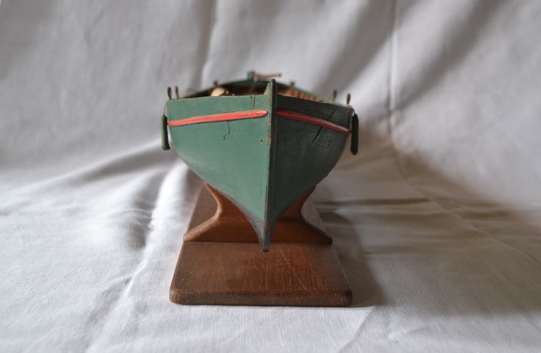 maquette - VERT-VERT, canot mixte à franc-bord, détail de l'avant - © Ministère de la Culture (France), Conservation des antiquités et des objets d'art d'Ille-et-Vilaine, tous droits réservés
