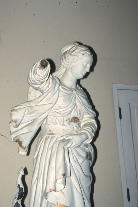 statue : Sainte Marguerite, vue partielle