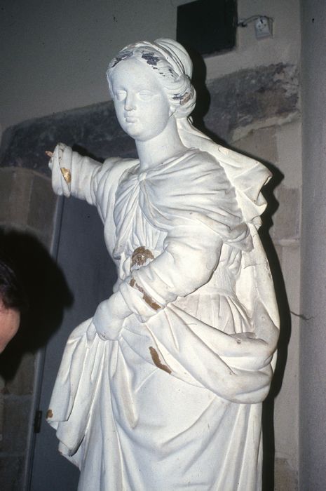 statue : Sainte Marguerite, vue partielle