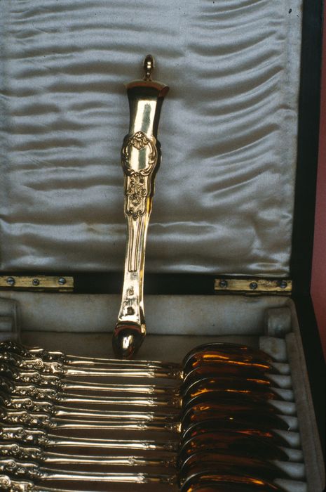 cuillers (cuillers à café) et pince à sucre dans un coffret, vue partielle - © Ministère de la Culture (France), Conservation des antiquités et des objets d'art d'Ille-et-Vilaine, tous droits réservés