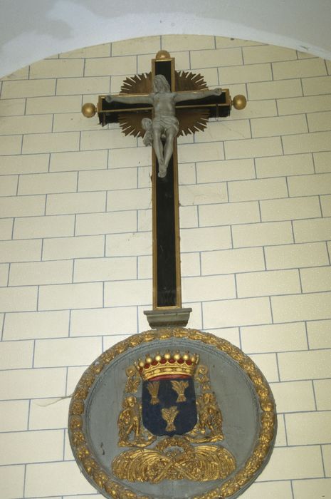 bas-relief et statue : Blason surmonté d'un Christ en croix - © Ministère de la Culture (France), Conservation des antiquités et des objets d'art d'Ille-et-Vilaine, tous droits réservés