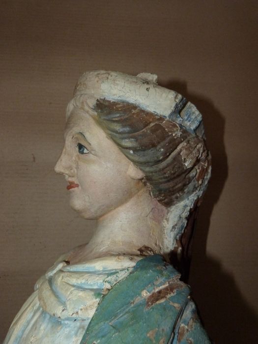 statue : Sainte non identifiée, détail
