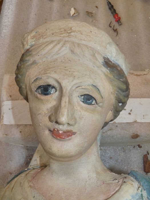 statue : Sainte non identifiée, détail