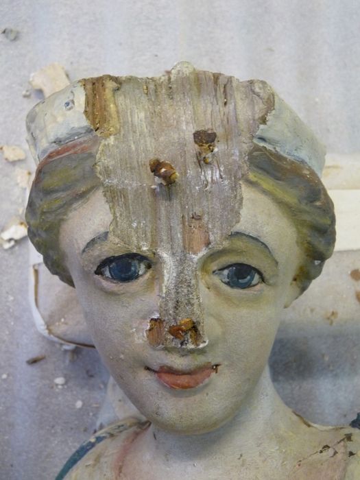 statue : Sainte non identifiée, détail