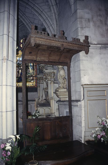 dais de trône pontifical