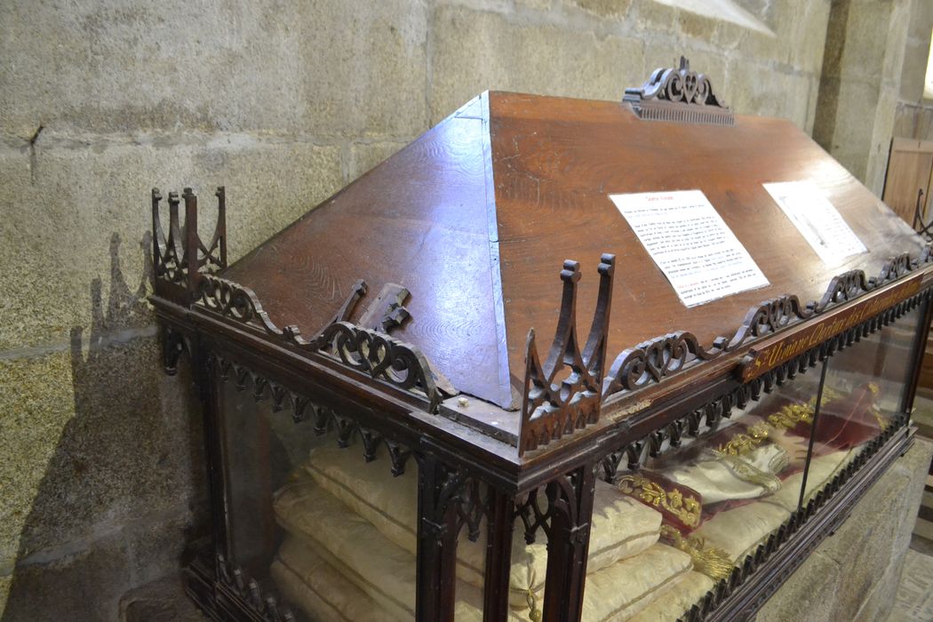 statue : Sainte Viviane, martyre des Catacombes de Rome, vue partielle de la structure