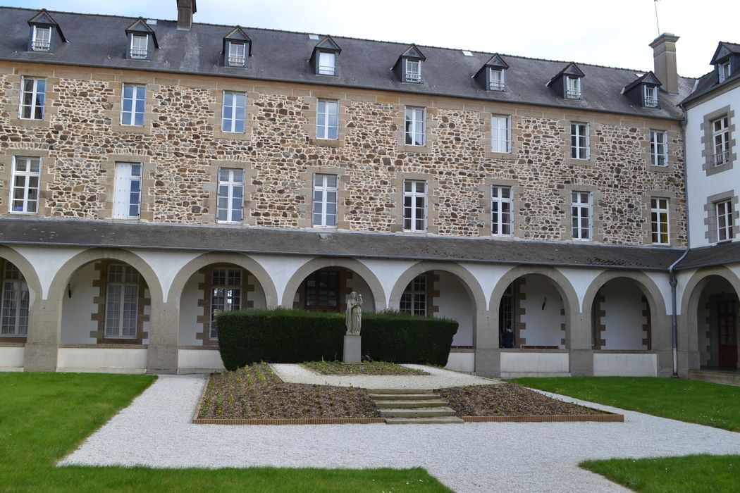 statue : Vierge à l'Enfant, vue en situation dans le cloître - © Ministère de la Culture (France), Conservation des antiquités et des objets d’art d’Ille-et-Vilaine - Tous droits réservés