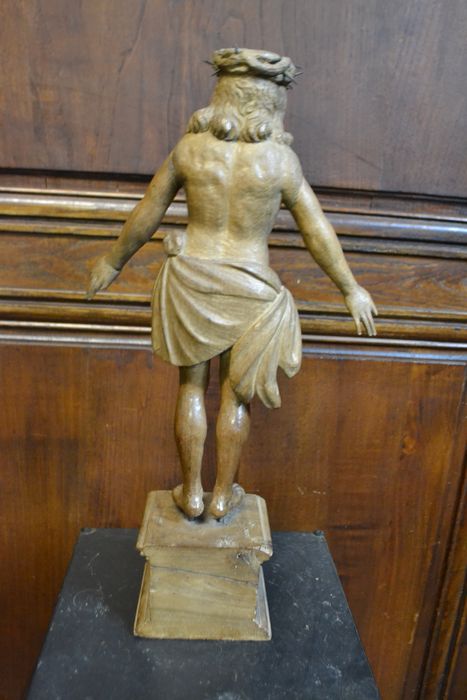 statue (figurine) : Christ aux outrages, revers, vue générale