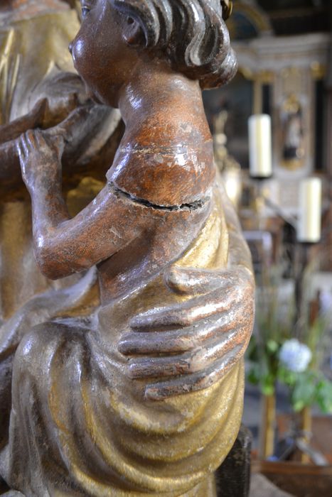 statue : Vierge à l'Enfant, dite Notre-Dame-des-Marais, détail de l'Enfant Jésus