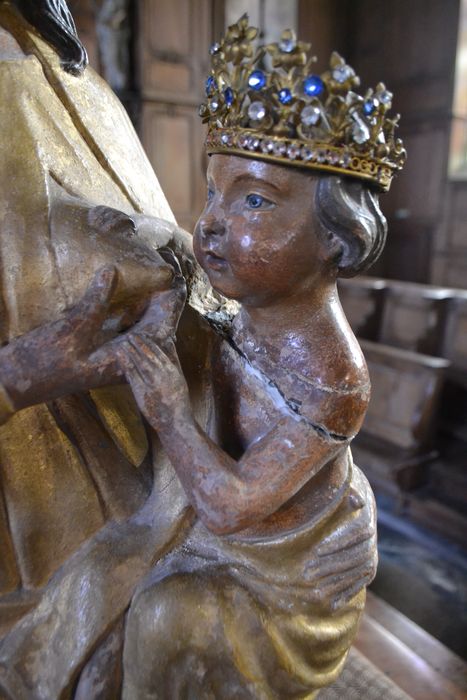 statue : Vierge à l'Enfant, dite Notre-Dame-des-Marais, détail de l'Enfant Jésus