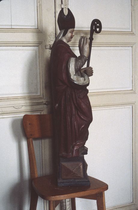 statue : Saint Evêque, profil droit, vue générale