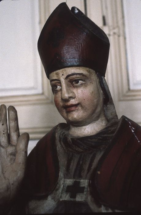 statue : Saint Evêque, vue partielle