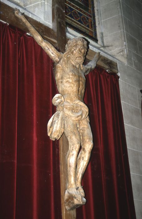 statue : Christ en croix