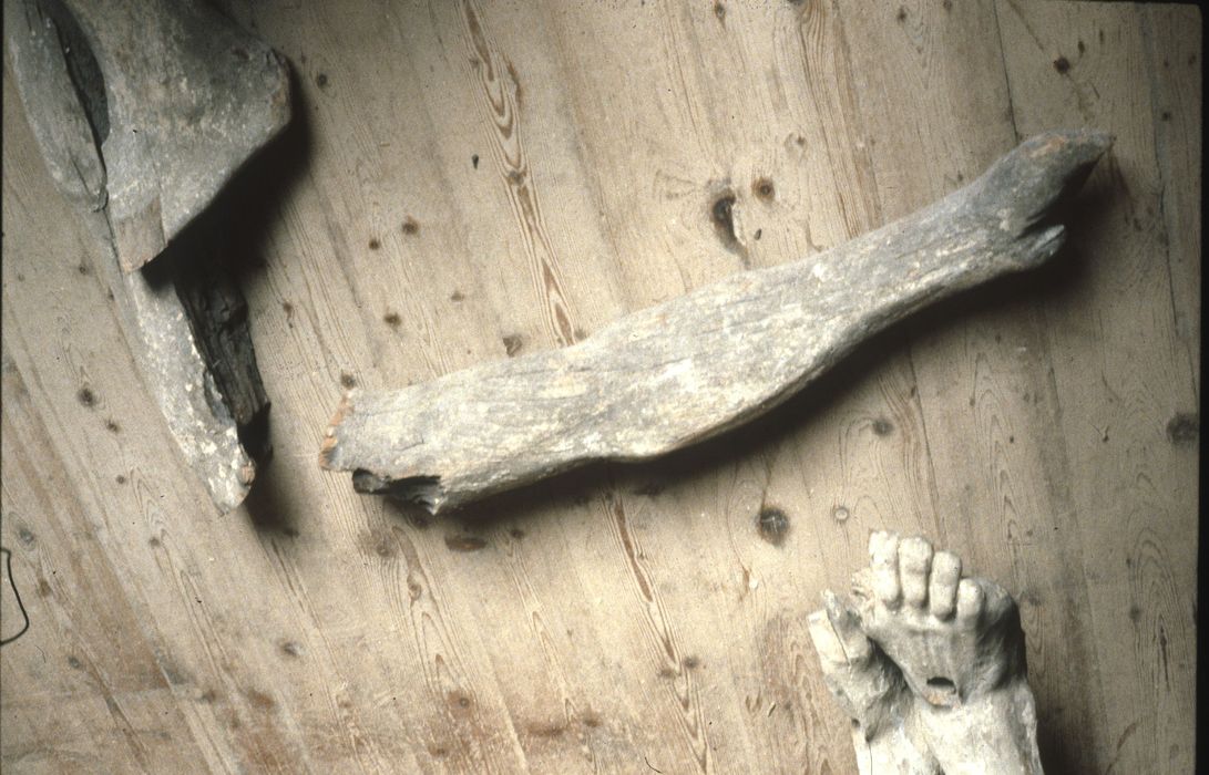 statue : Christ en croix, fragment d'un bras