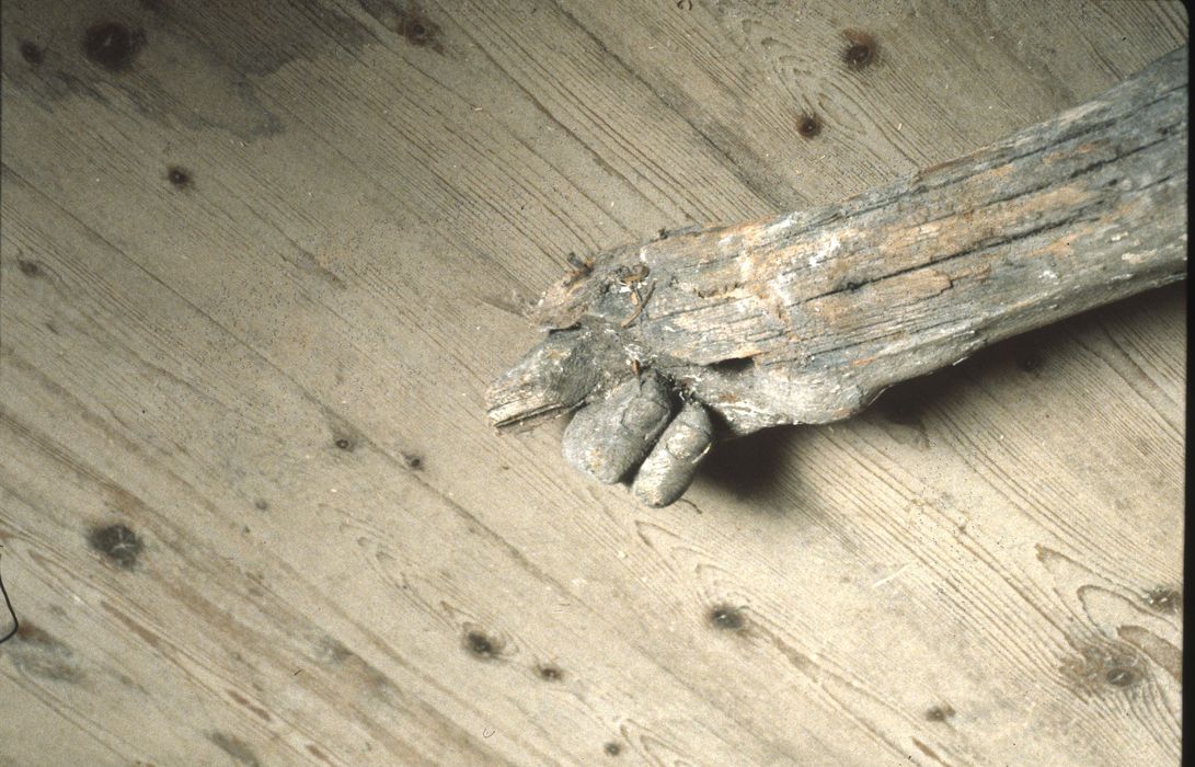 statue : Christ en croix, fragment d'une main