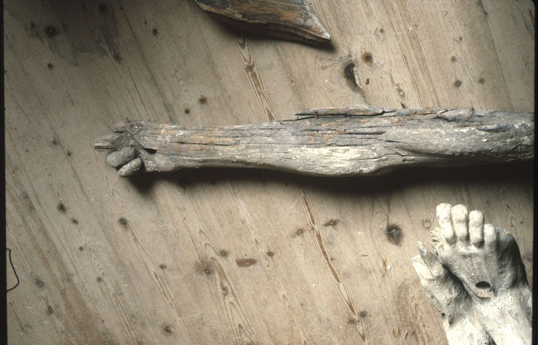 statue : Christ en croix, fragment d'un bras