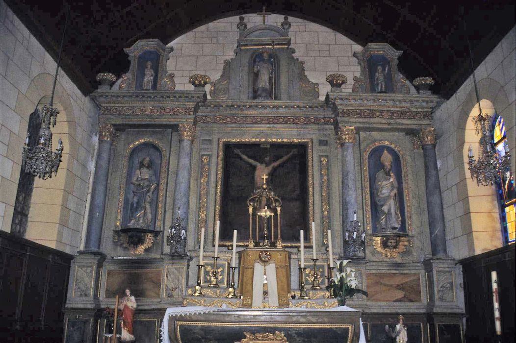 autel (maître-autel), tabernacle, retable, tableau : Christ en croix, statues : Saint Martin, saint Jean-Baptiste, saint Augustin, angelots - © Ministère de la Culture (France), Conservation des antiquités et des objets d’art d’Ille-et-Vilaine - Tous droits réservés