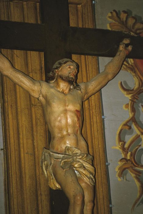 statue : Christ en croix, vue partielle
