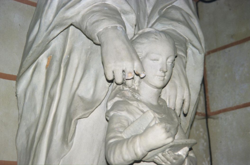 groupe sculpté : Sainte Anne et la Vierge, vue partielle - © Ministère de la Culture (France), Conservation des antiquités et des objets d'art d'Ille-et-Vilaine, tous droits réservés