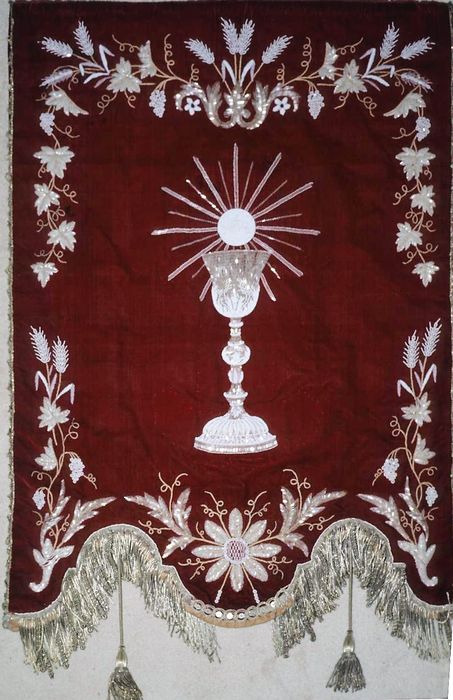bannière n°1 : Calice et Hostie - © Ministère de la Culture (France), Conservation des antiquités et des objets d'art d'Ille-et-Vilaine, tous droits réservés