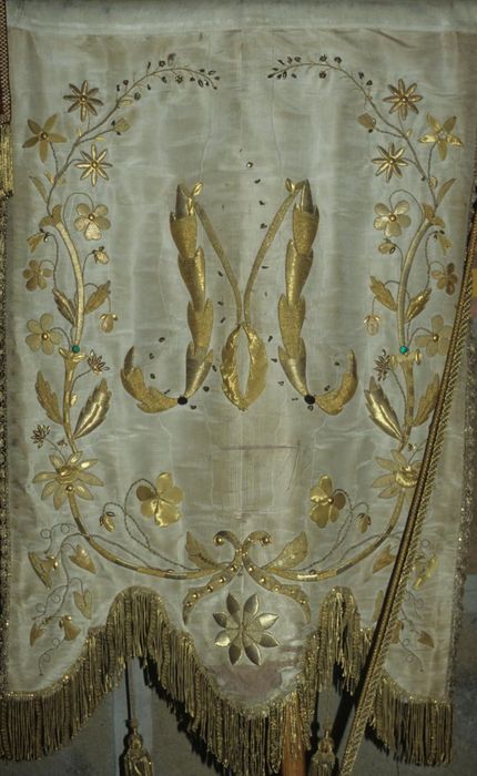 bannière n°2 : Monogramme de la Vierge - © Ministère de la Culture (France), Conservation des antiquités et des objets d'art d'Ille-et-Vilaine, tous droits réservés