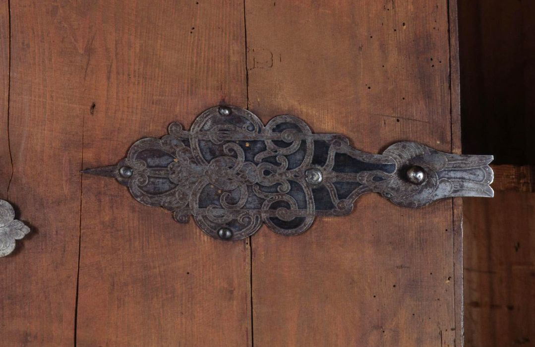 armoire, détail d'une applique décorative