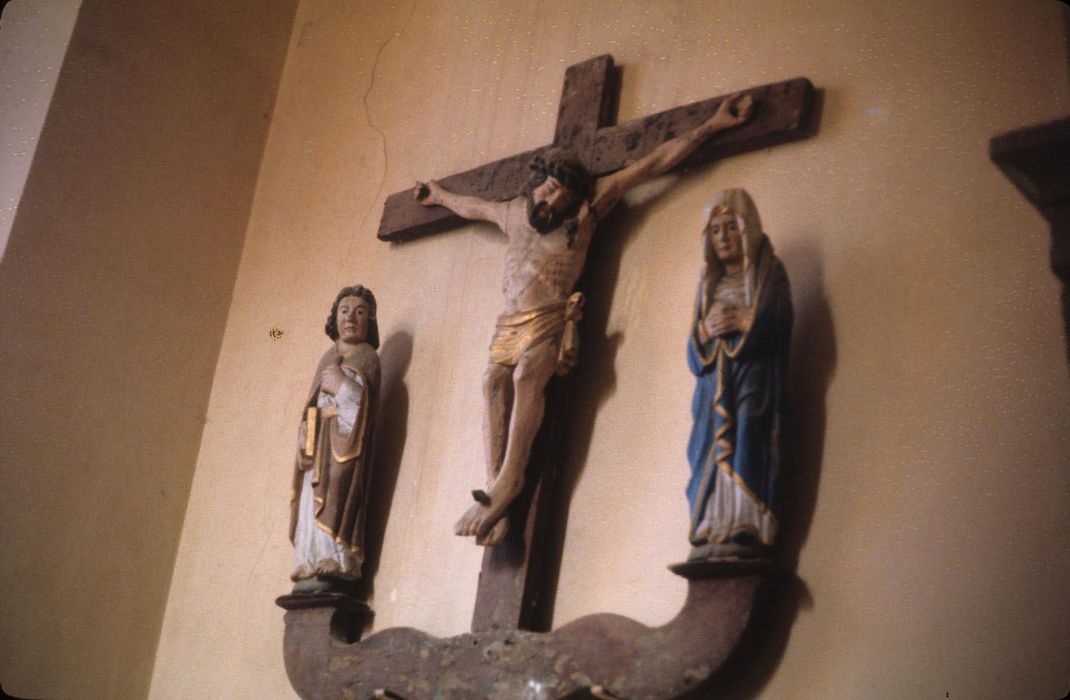 groupe sculpté : Christ en croix entre la Vierge et saint Jean (le)