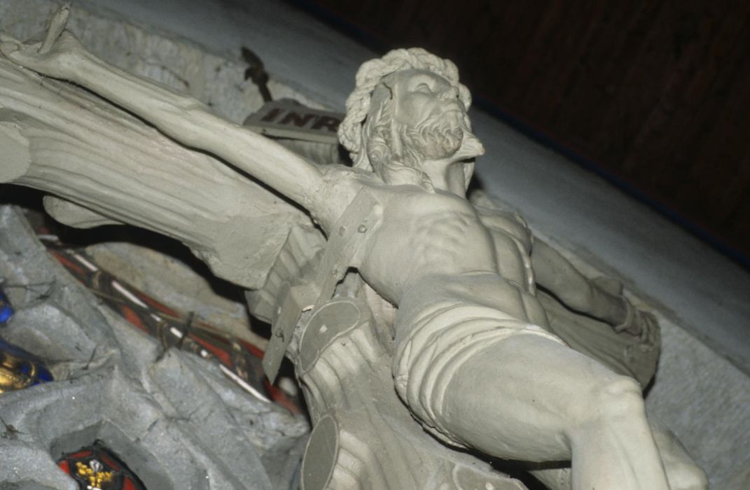 statue : Christ en croix (le), vue partielle