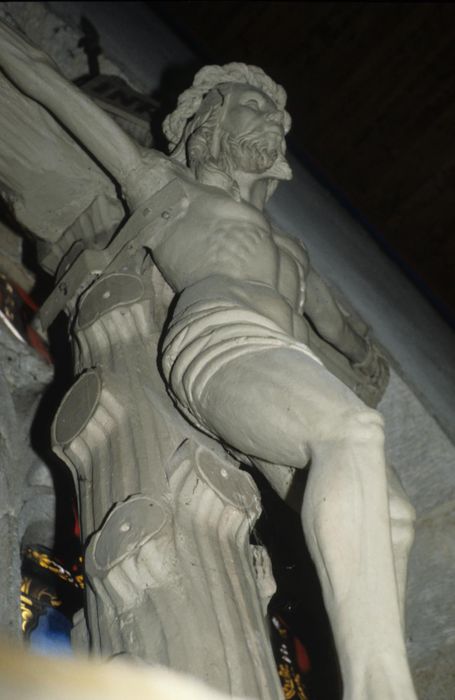 statue : Christ en croix (le), vue partielle