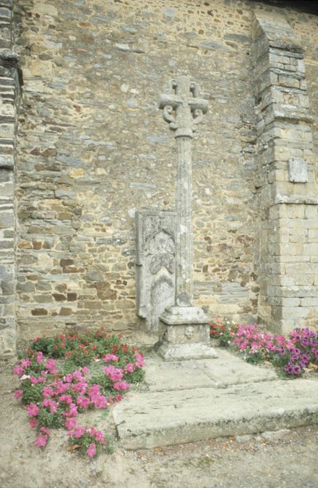 Croix du cimetière en granit