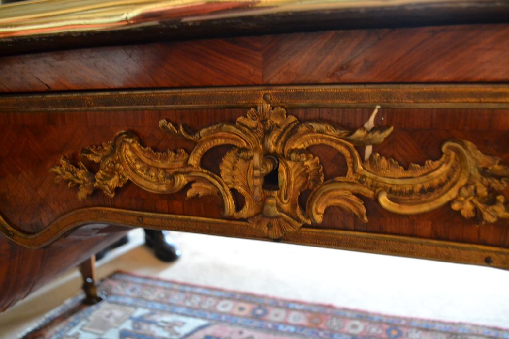 bureau, détail de la serrure du tiroir central