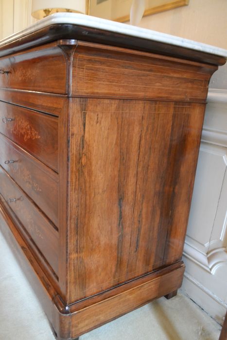 commode, vue du côté droit