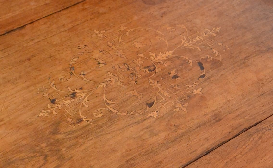table à ouvrage, détail du plateau