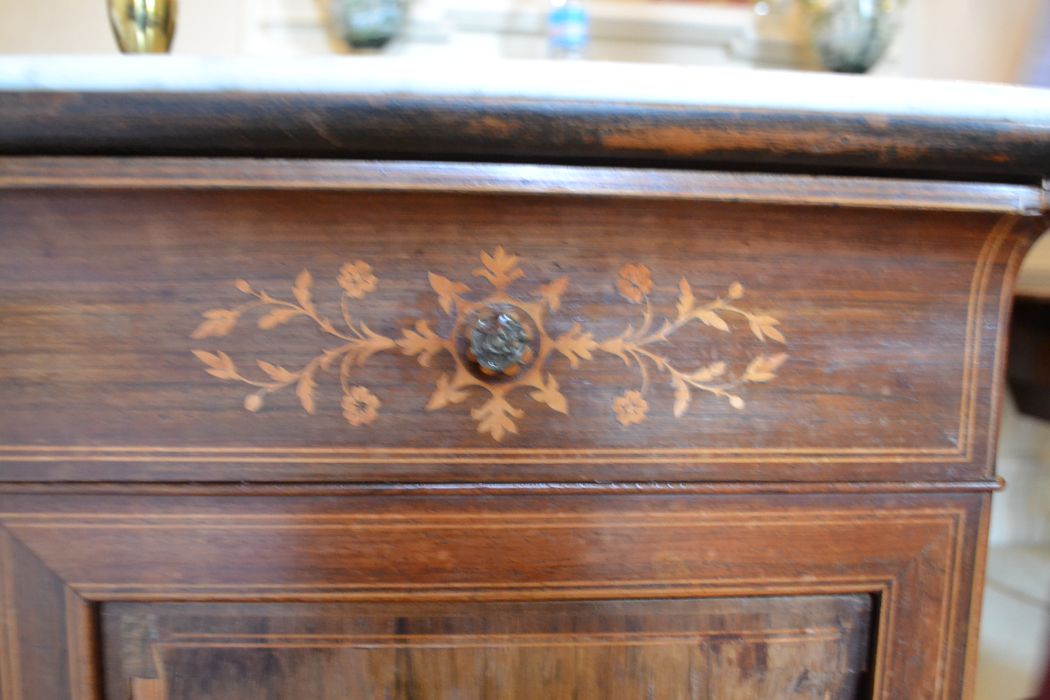 table de nuit, détail