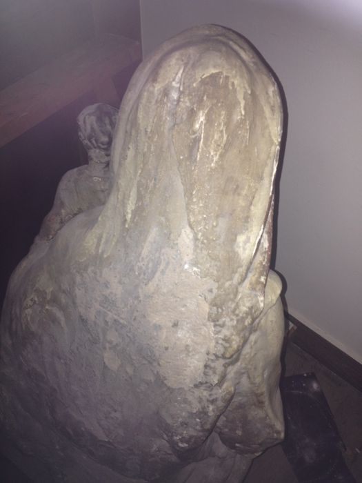 statue : Vierge à l'Enfant, revers, vue partielle
