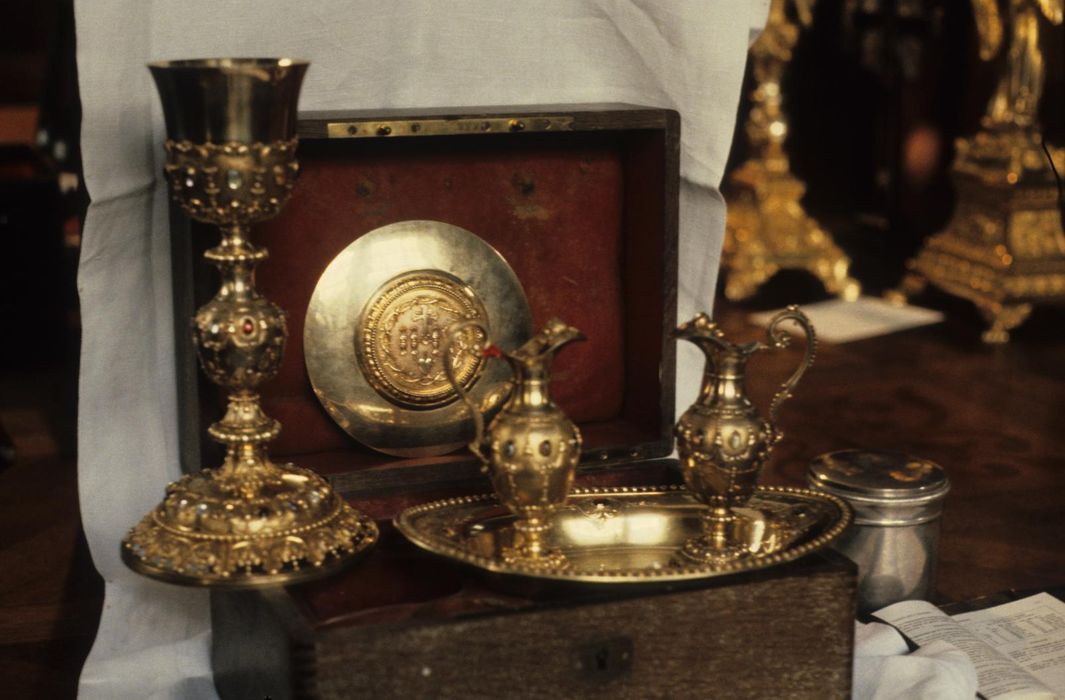 chapelle de messe, boîte : calice, patène, burettes et leur plateau - © Ministère de la Culture (France), Conservation des antiquités et des objets d'art d'Ille-et-Vilaine, tous droits réservés