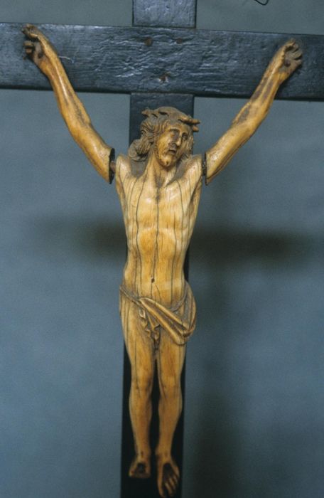 croix d'autel, statuette, vue partielle - © Ministère de la Culture (France), Conservation des antiquités et des objets d’art d’Ille-et-Vilaine - Tous droits réservés