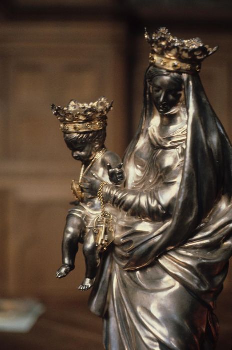 statue : Vierge à l'Enfant, détail