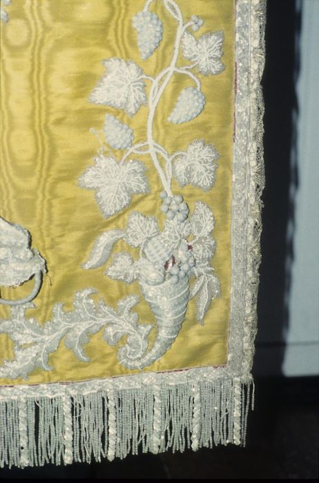 voile d'exposition du Saint-Sacrement, détail - © Ministère de la Culture (France), Conservation des antiquités et des objets d’art d’Ille-et-Vilaine - Tous droits réservés