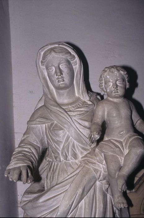 statue : Vierge à l'Enfant, vue partielle - © Ministère de la Culture (France), Conservation des antiquités et des objets d'art d'Ille-et-Vilaine, tous droits réservés